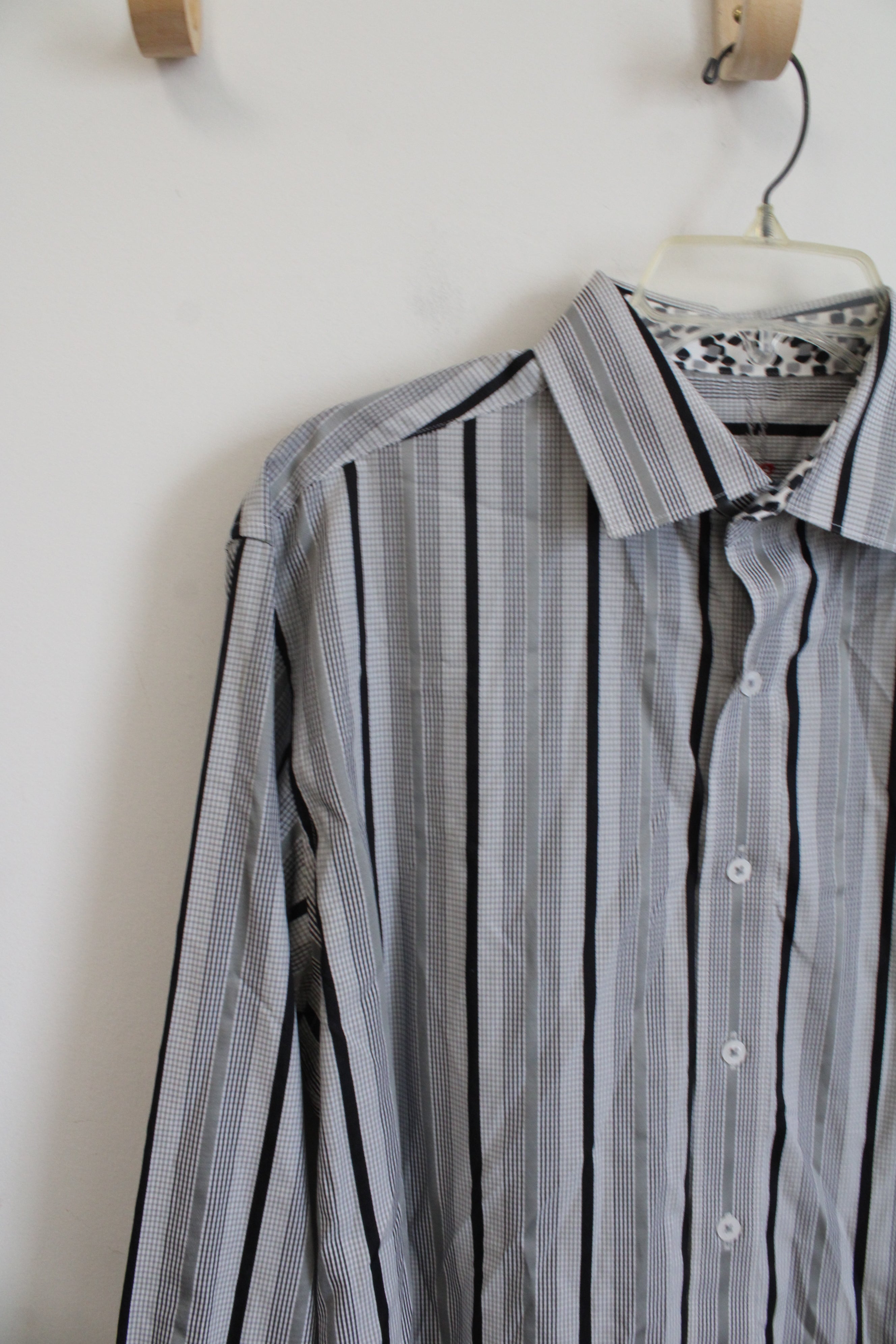 Robert Graham Gray & Black Striped Button Down Shirt | L