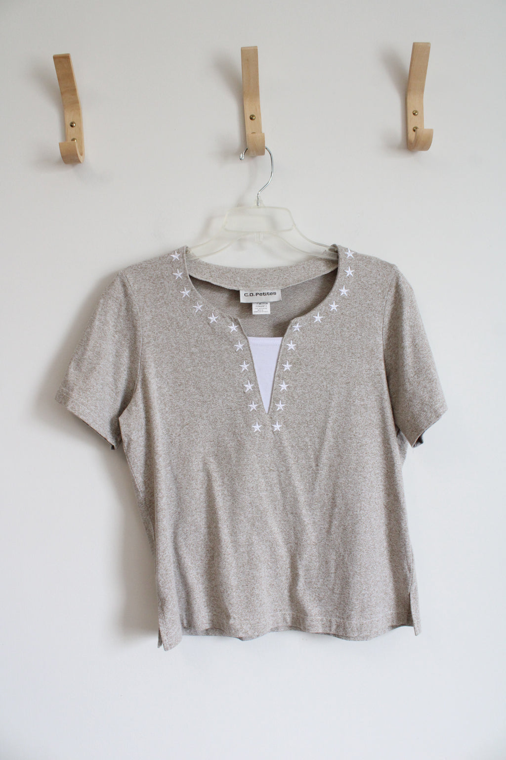 C.D. Petites Tan & White Star Top | M Petite