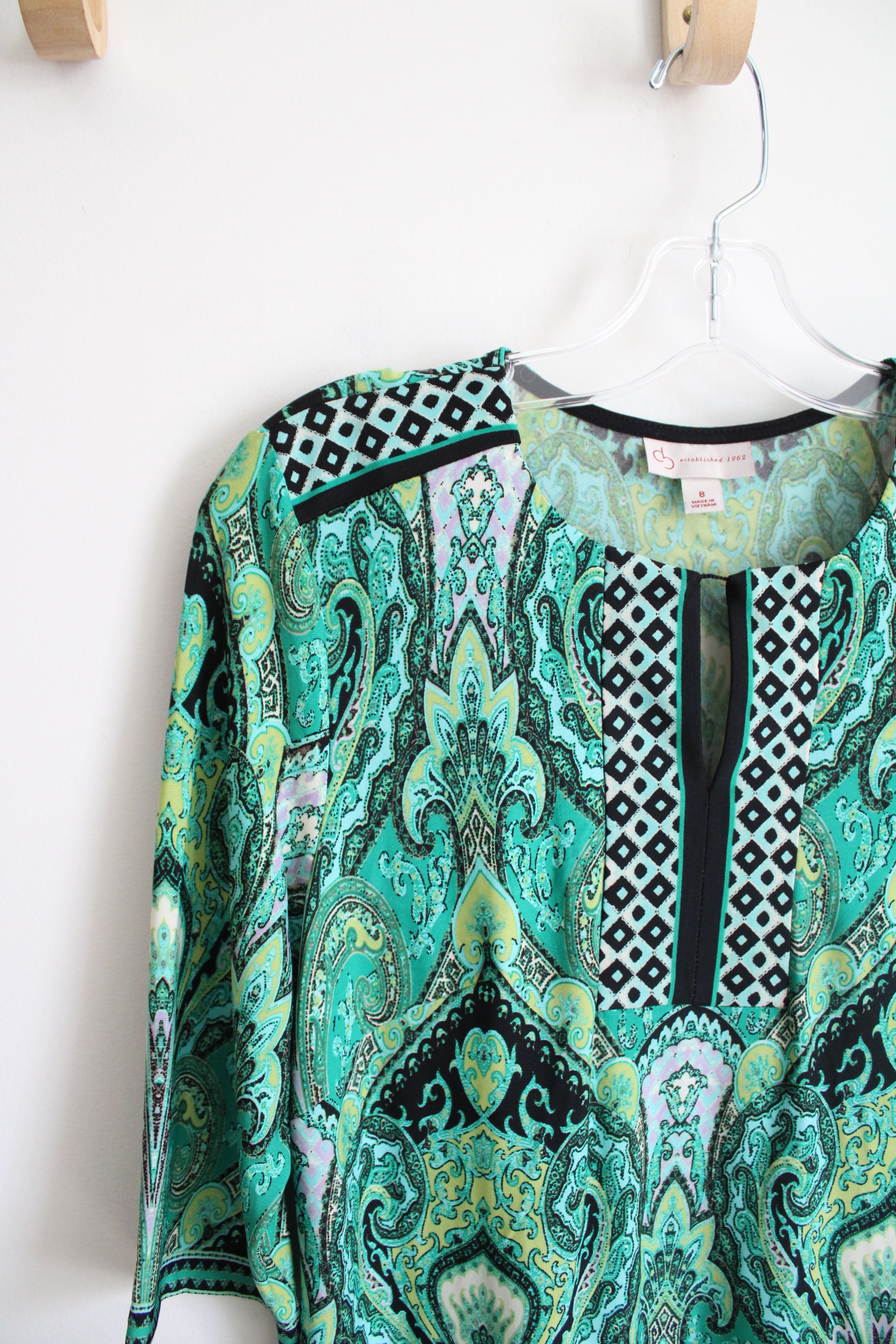 dressbarn green dress Vibrant green sleeveless dress from Dressbarn. This garment has a halter-style neckline with a chunky gold-tone chain accent. It is a midi-length dress with a blouson-style bodice and an elasticized waist. The