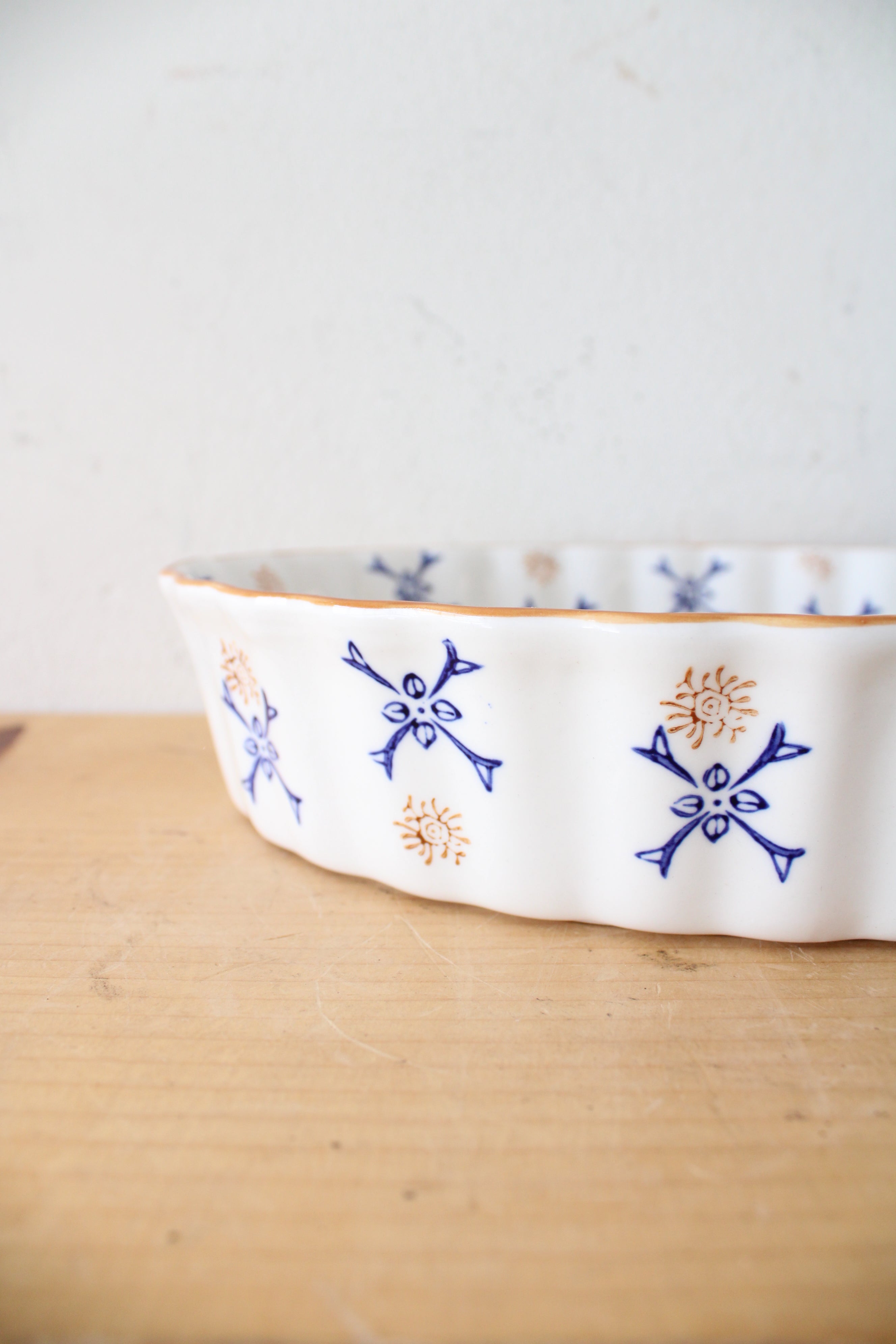 Temptations By Tara Blue & Brown Ribbed & Scalloped Oval Casserole Dish & Stand