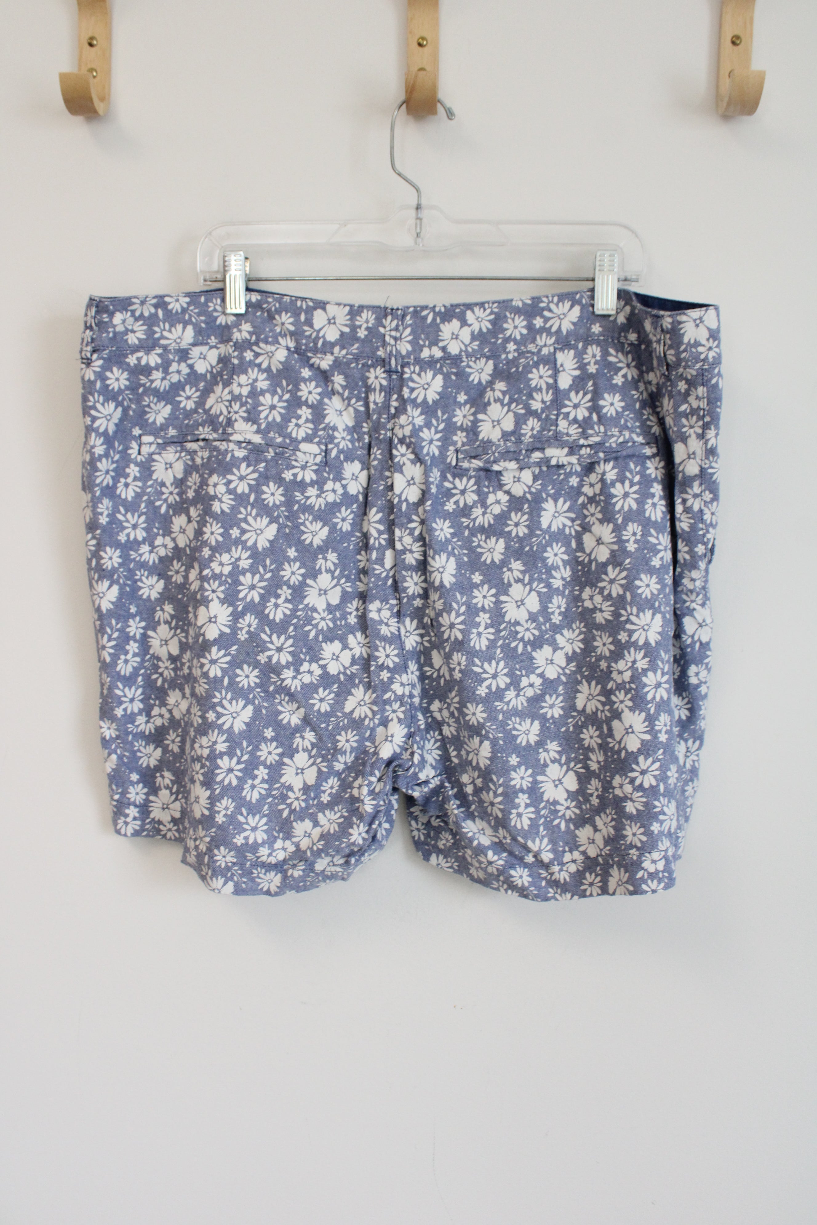Old Navy High Rise Blue White Floral Everyday Short | 18