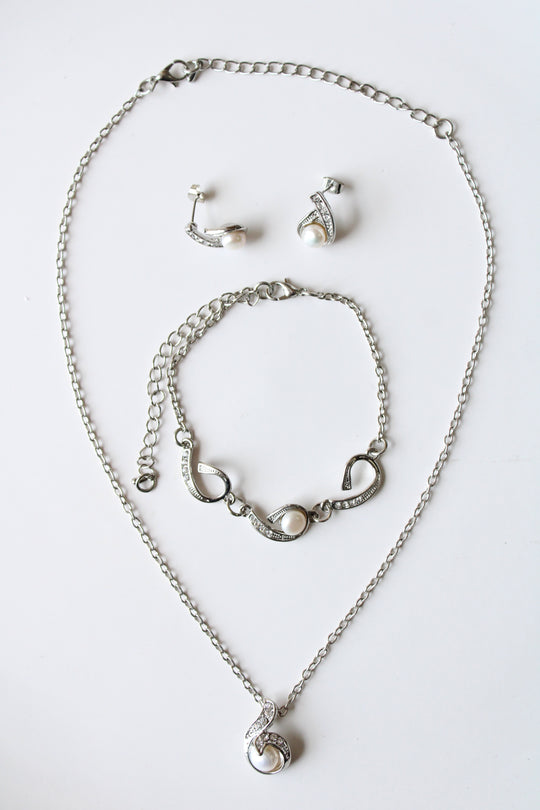 Genuine Ivory White Pearl Necklace Bracelet & Earring Set