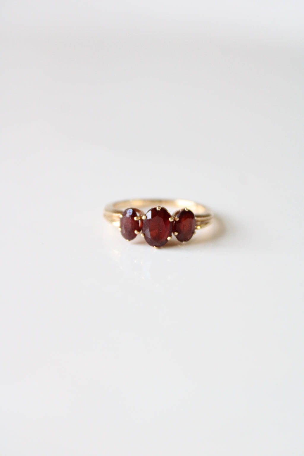 14KT Yellow Gold Garnet Oval 3 Stone Ring | Size 6