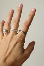 18K White Gold Etched Herringbone Band | Size 8
