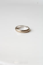 18K White Gold Etched Herringbone Band | Size 8