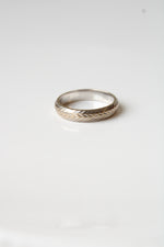 18K White Gold Etched Herringbone Band | Size 8