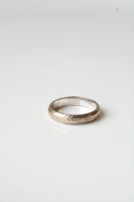18K White Gold Etched Herringbone Band | Size 8
