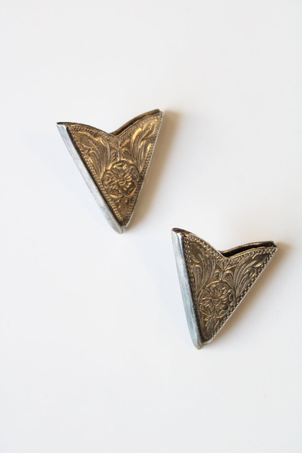 Vintage Floral Etched Silver Collar Clips
