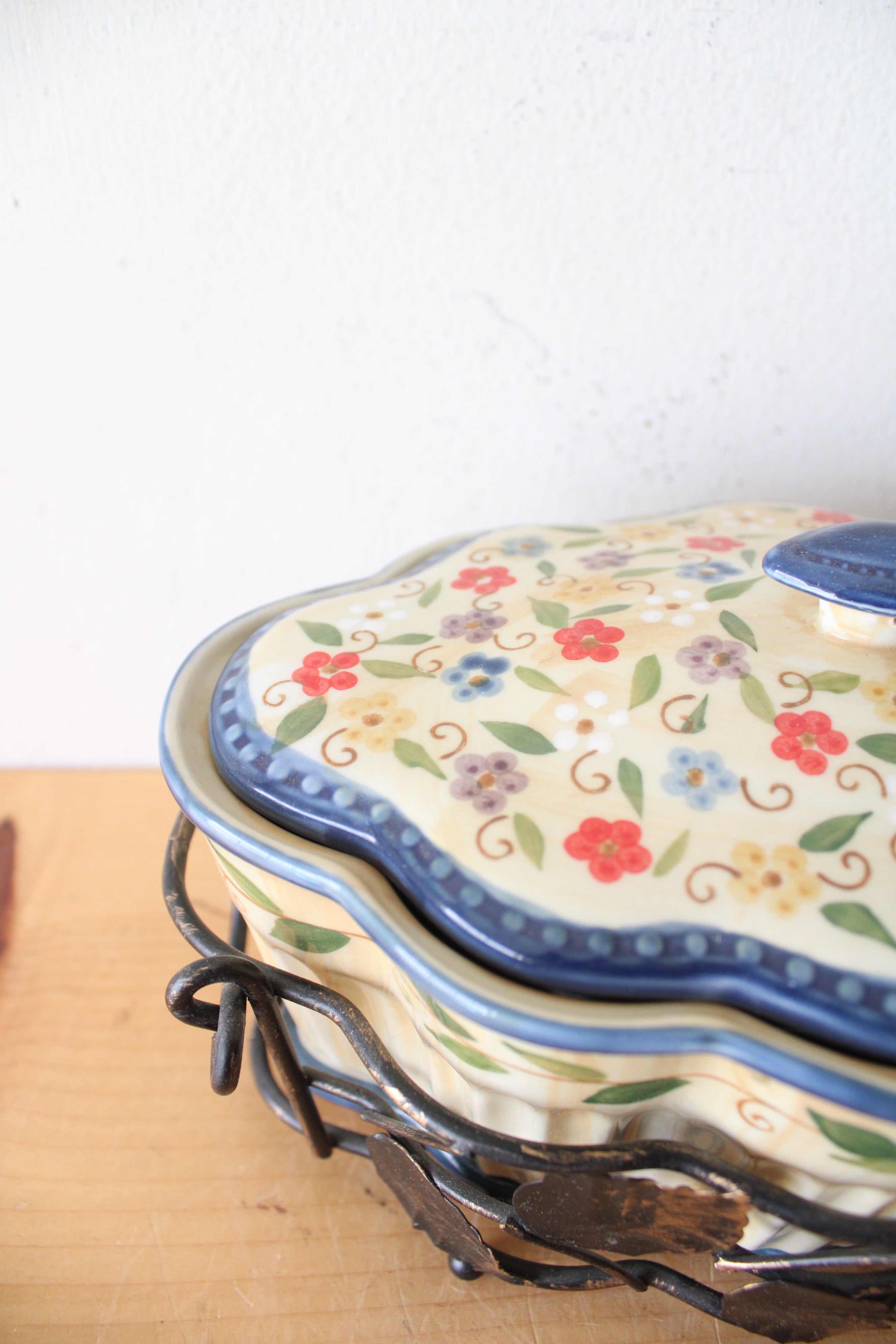 Tempations Blue Floral Ribbed Scalloped Edge Casserole Dish & Carrier