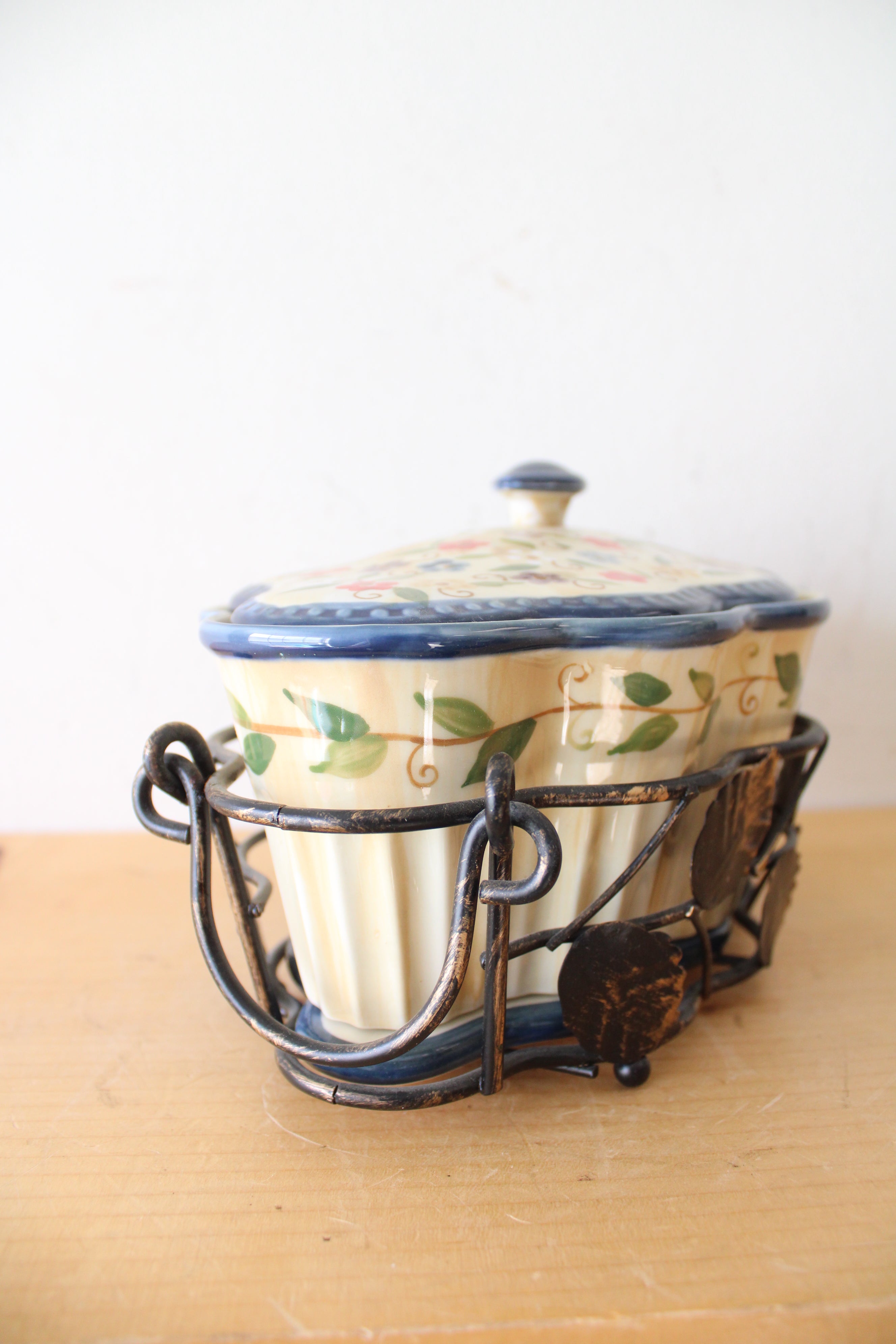 Tempations Blue Floral Ribbed Scalloped Edge Casserole Dish & Carrier