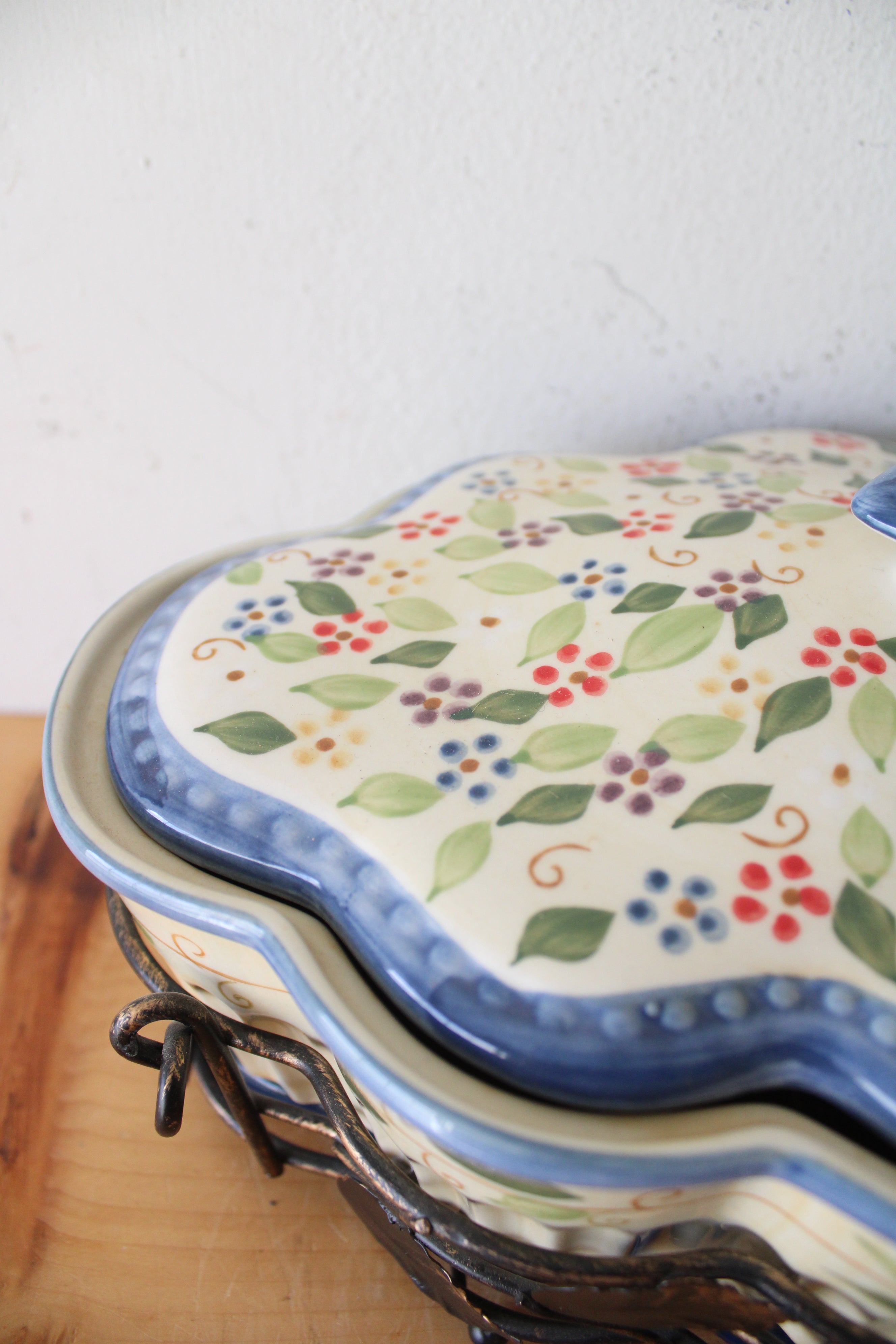 Temptations Blue Floral Ribbed Scalloped Edge Casserole Dish & Carrier