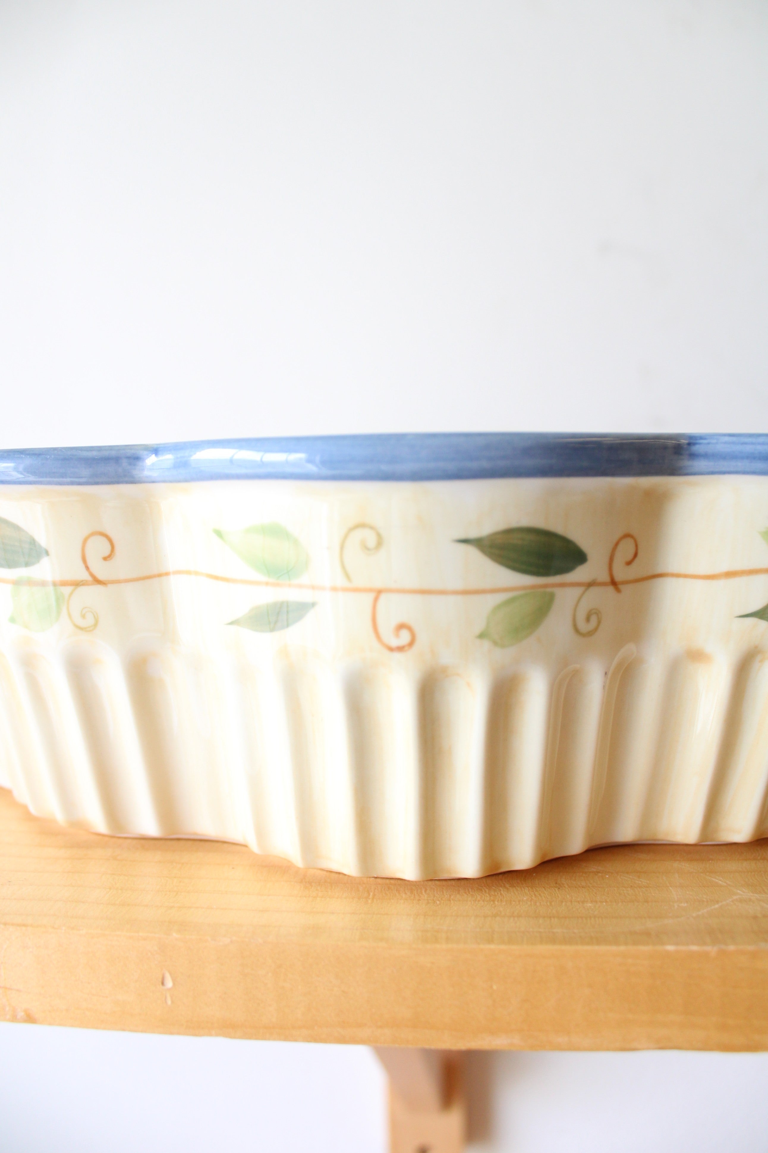 Temptations Blue Floral Ribbed Scalloped Edge Casserole Dish & Carrier
