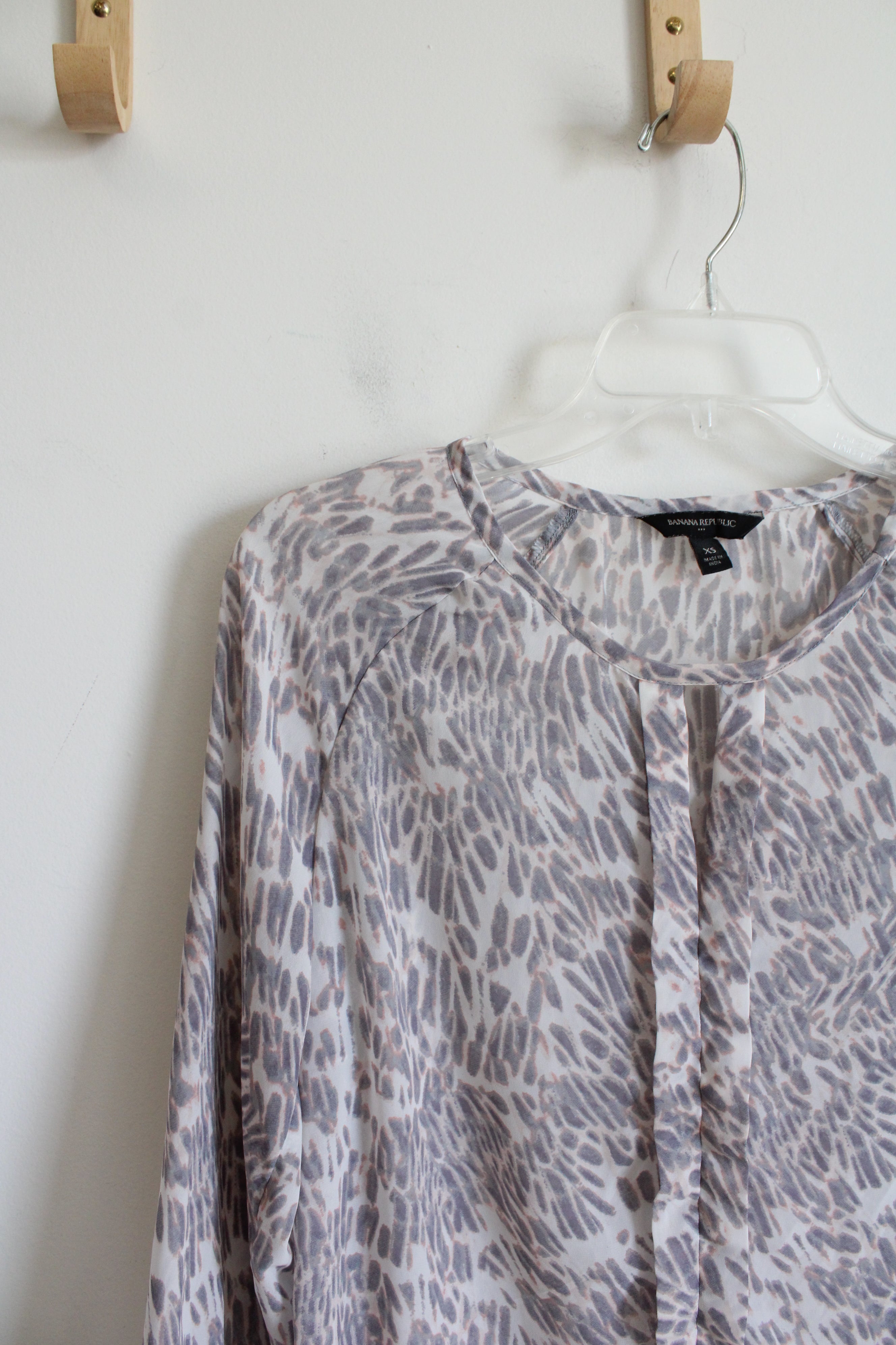 Banana Republic Gray Patterned Ruffled Top | XS