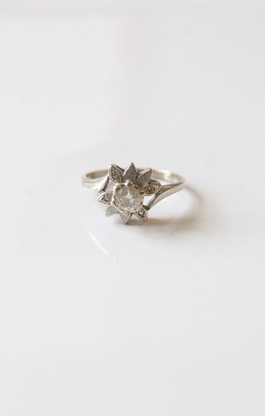 Flower 14K White Gold Vintage Clear Stone Ring | Size 8.5