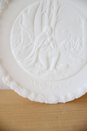 Fenton USA Bicentennial Project Of The General Federation Of Women's Clubs Colonial Milk Glass White "Life, Liberty And The Pursuit Of Happiness" Decorative Plate