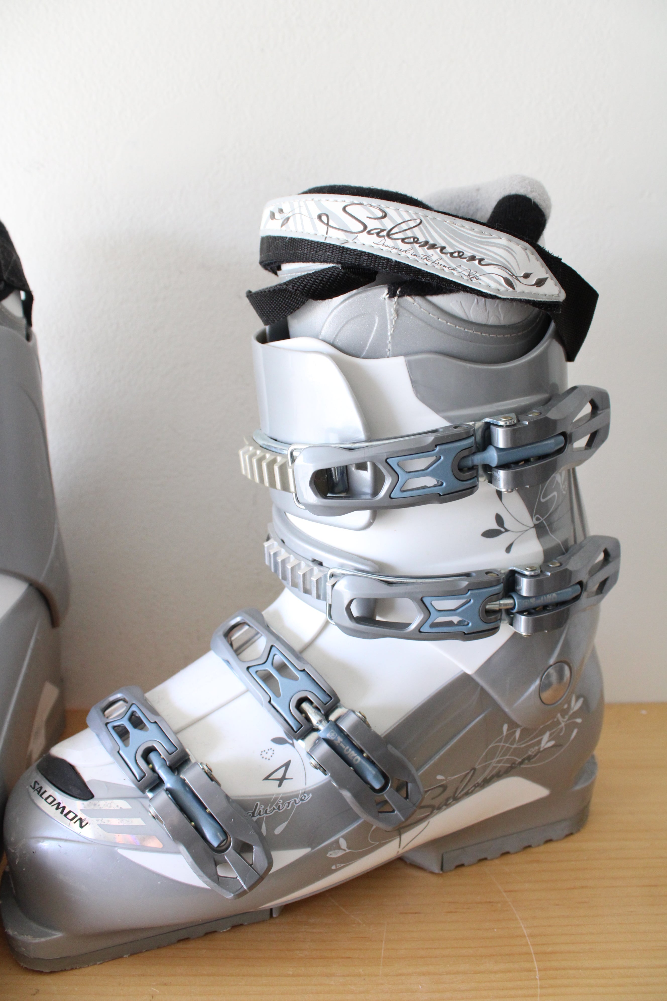 salomon divine 4 ski boots Salomon Divine 4 Ski Boots Size 26 (Women's 9, Men's 8) – Jubilee Thrift
