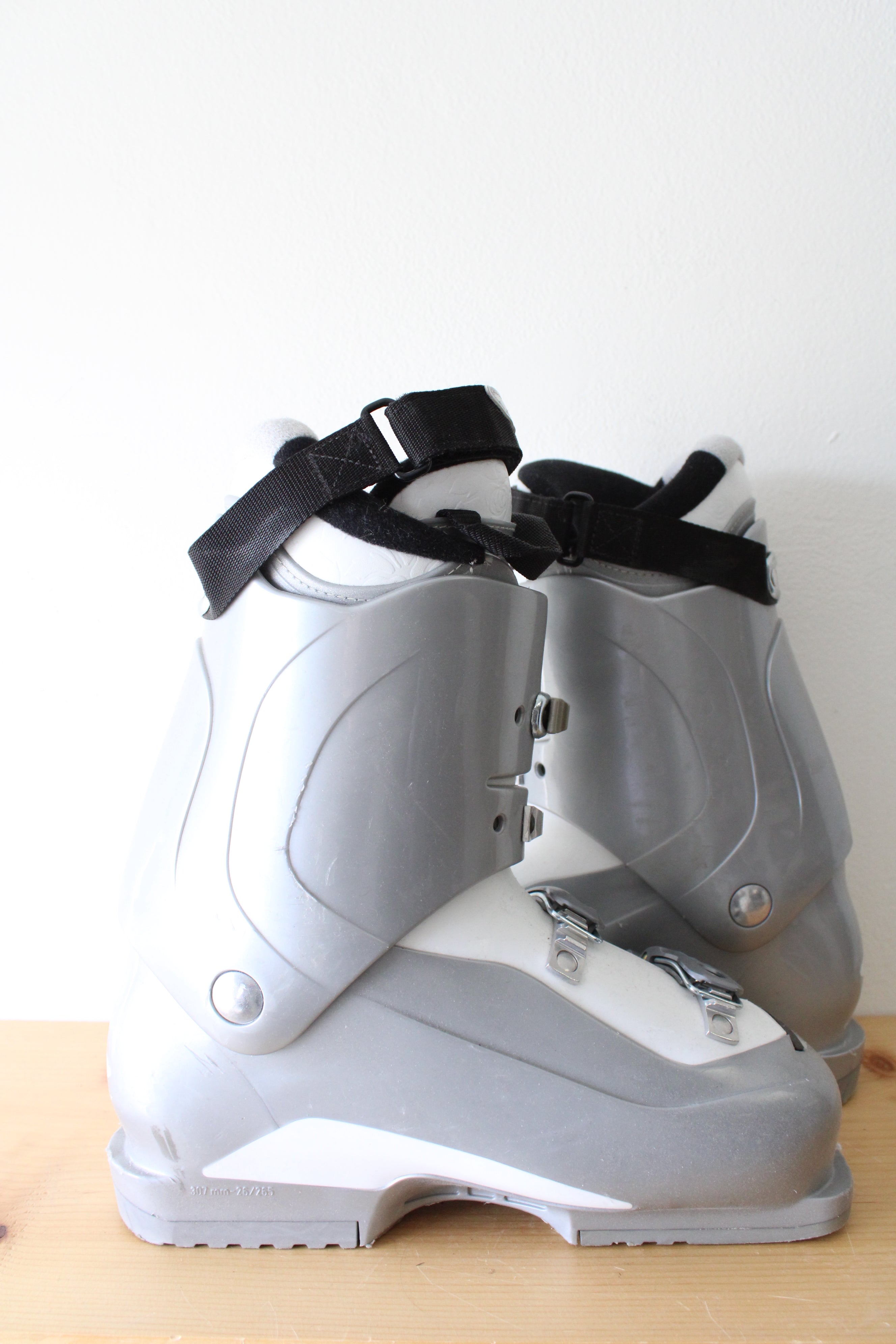 salomon divine x4 ski boots Salomon Divine 4 Ski Boots Size 26 (Women's 9, Men's 8) – Jubilee Thrift