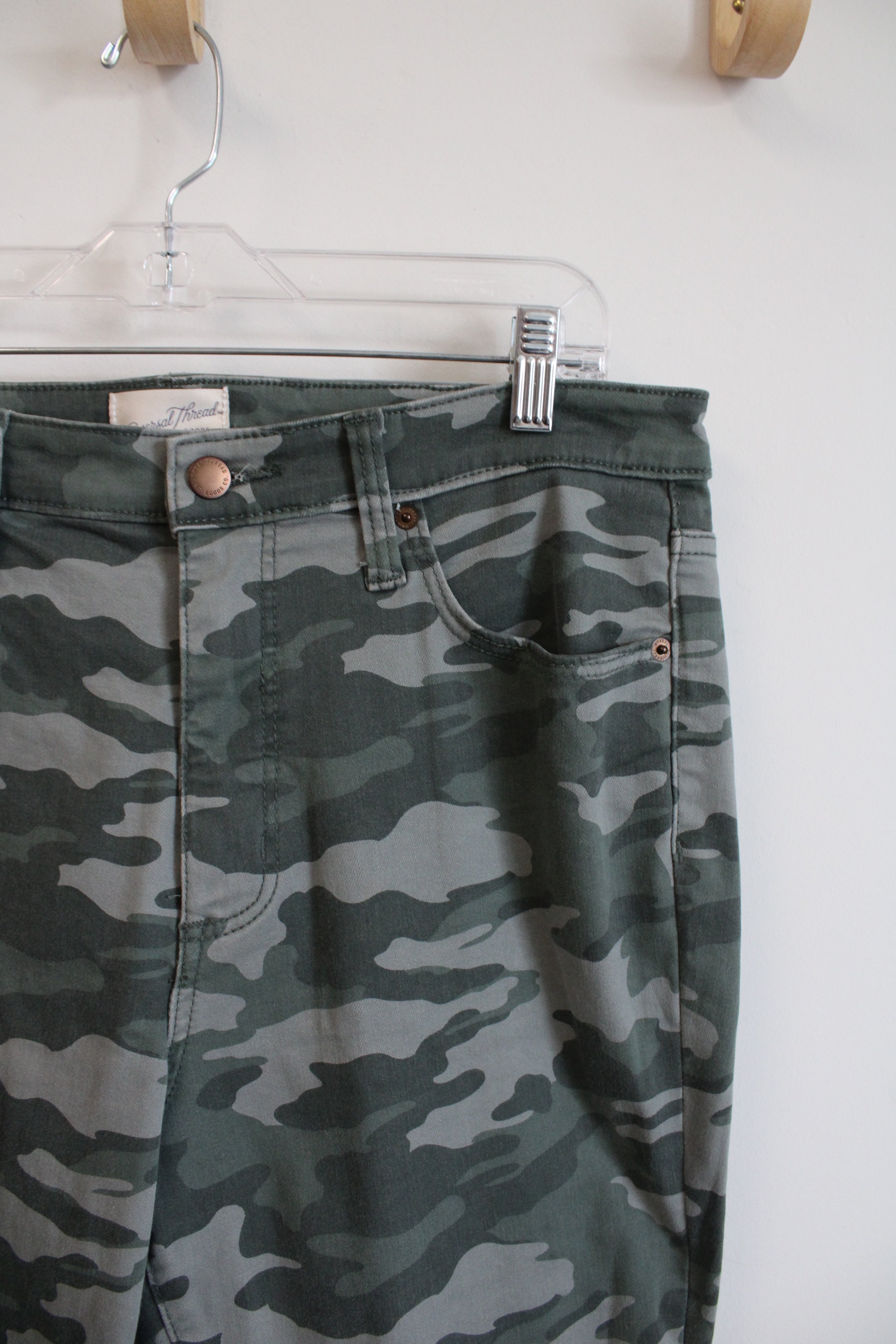 Universal Thread High Rise Skinny Crop Green Camo Pants | 12/31