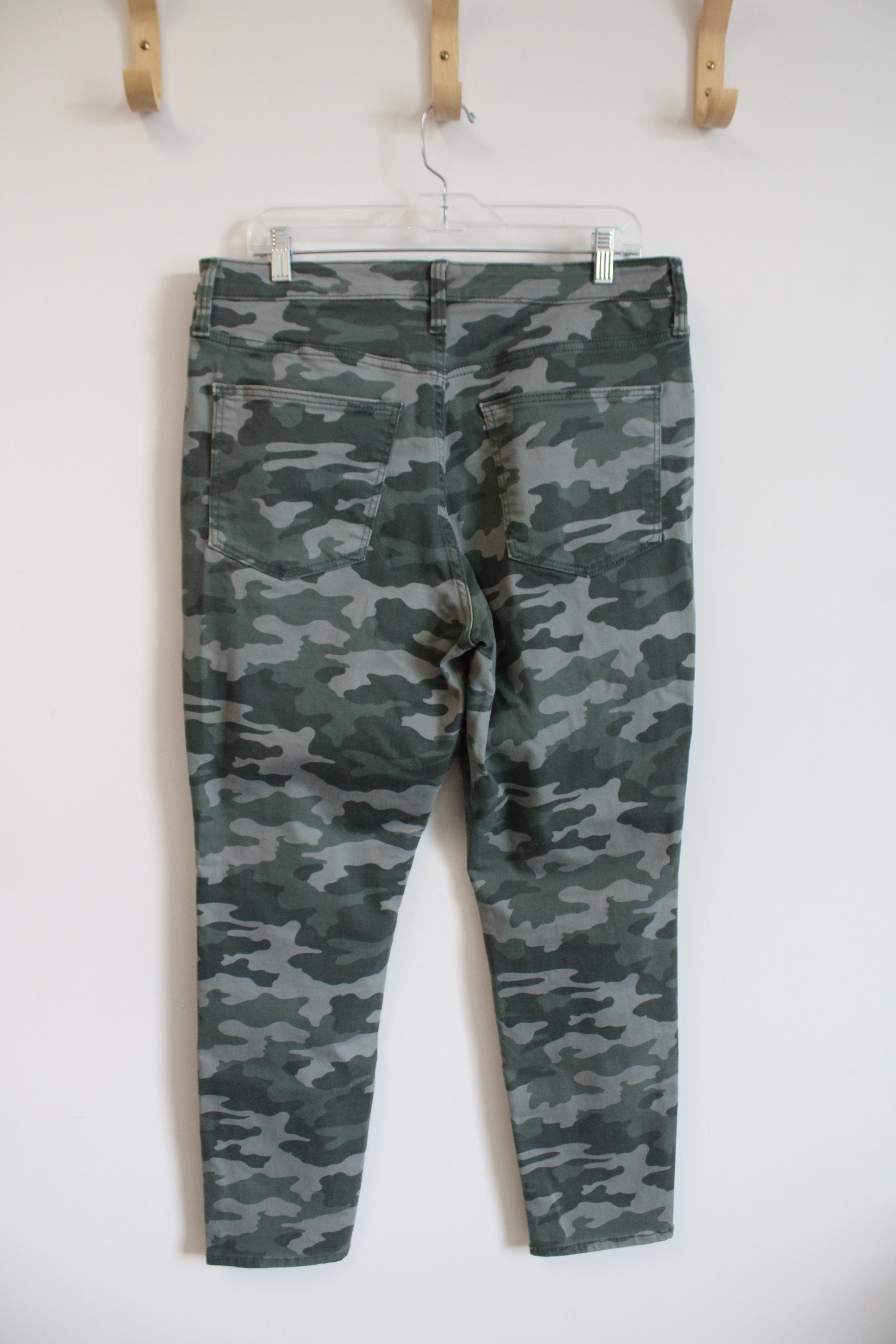Universal Thread High Rise Skinny Crop Green Camo Pants | 12/31