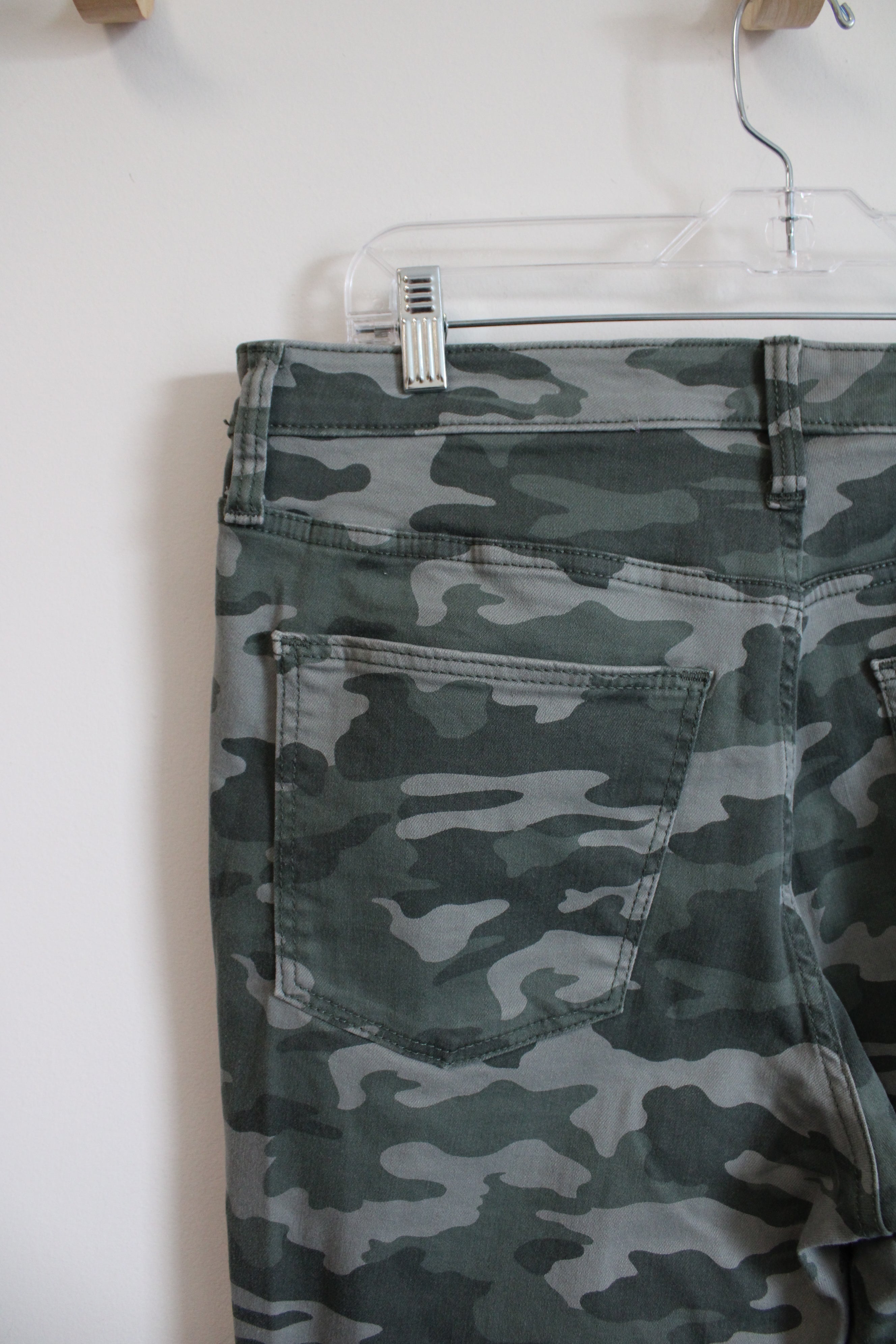 Universal Thread High Rise Skinny Crop Green Camo Pants | 12/31