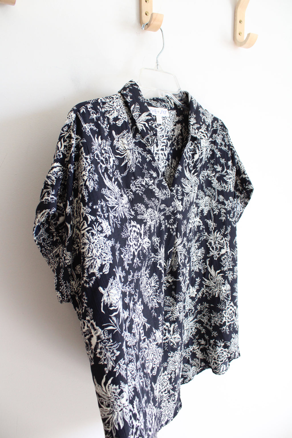 NEW She & Sky Black & White Floral Flowy Top | L