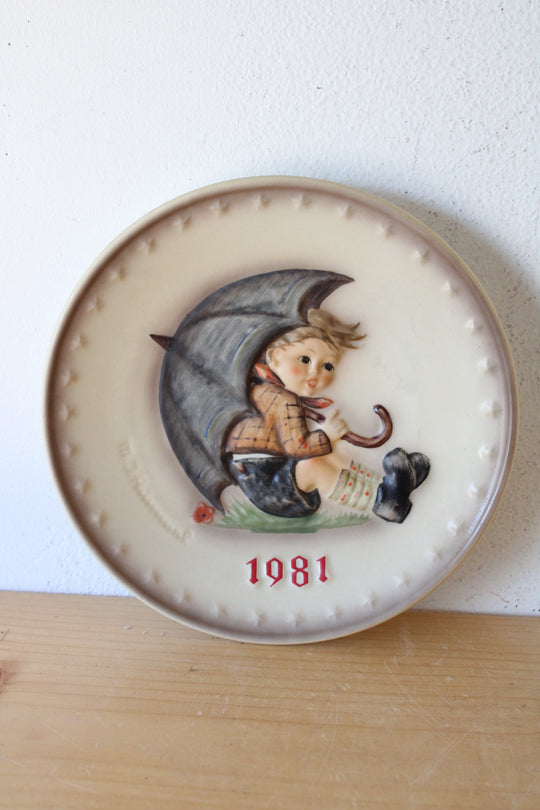 Goebel M.J. Hummel 1981 Boy With Umbrella 11th Annual Decorative Plate