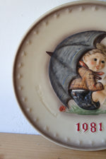 Goebel M.J. Hummel 1981 Boy With Umbrella 11th Annual Decorative Plate