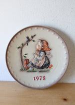 Goebel M.J. Hummel 1978 Girl Knitting Under Tree 8th Annual Decorative Plate