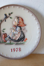 Goebel M.J. Hummel 1978 Girl Knitting Under Tree 8th Annual Decorative Plate