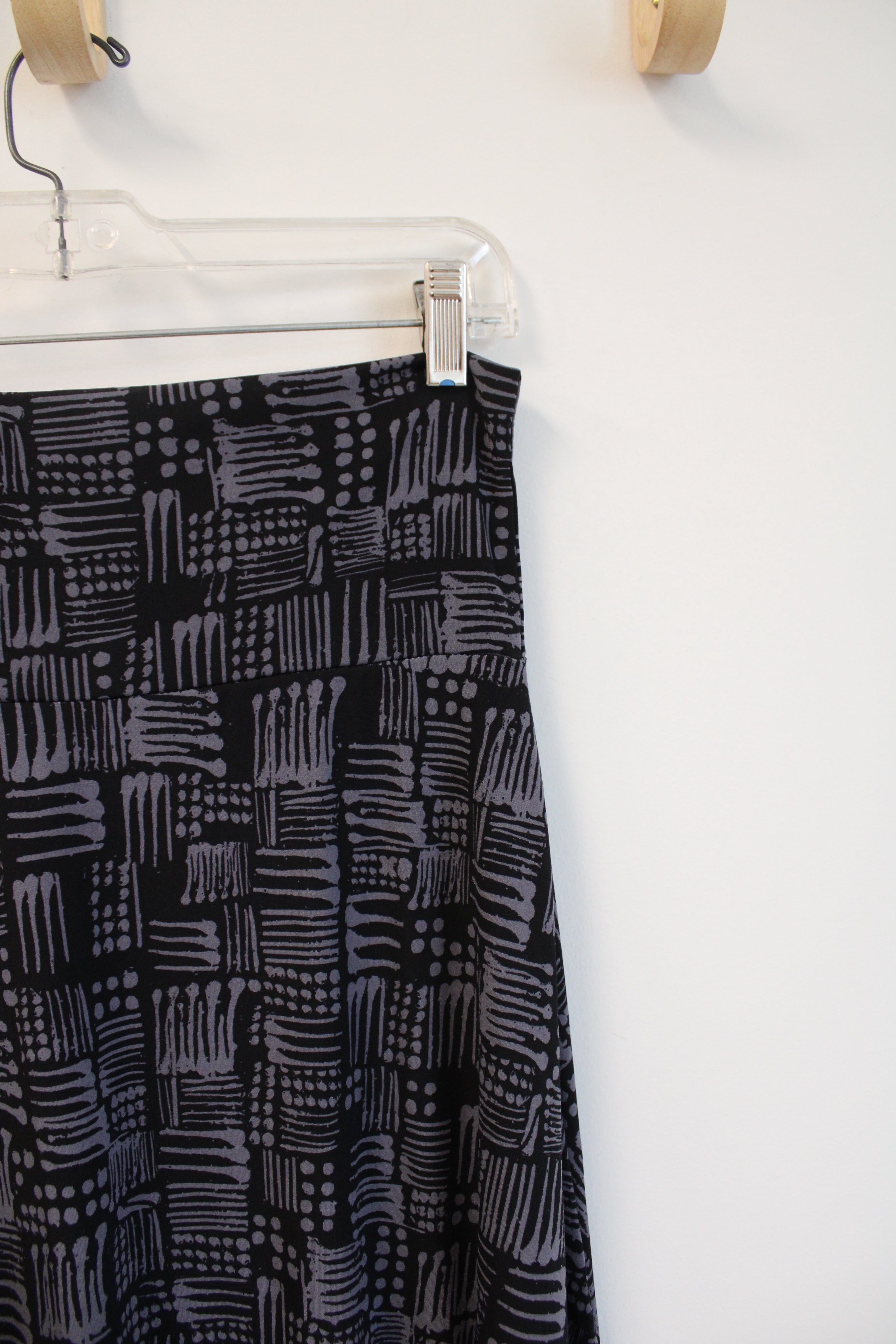 LuLaRoe Black Gray Patterned Skirt S – Jubilee Thrift