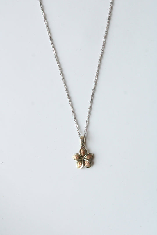 14K White Gold Flower Pendant Necklace