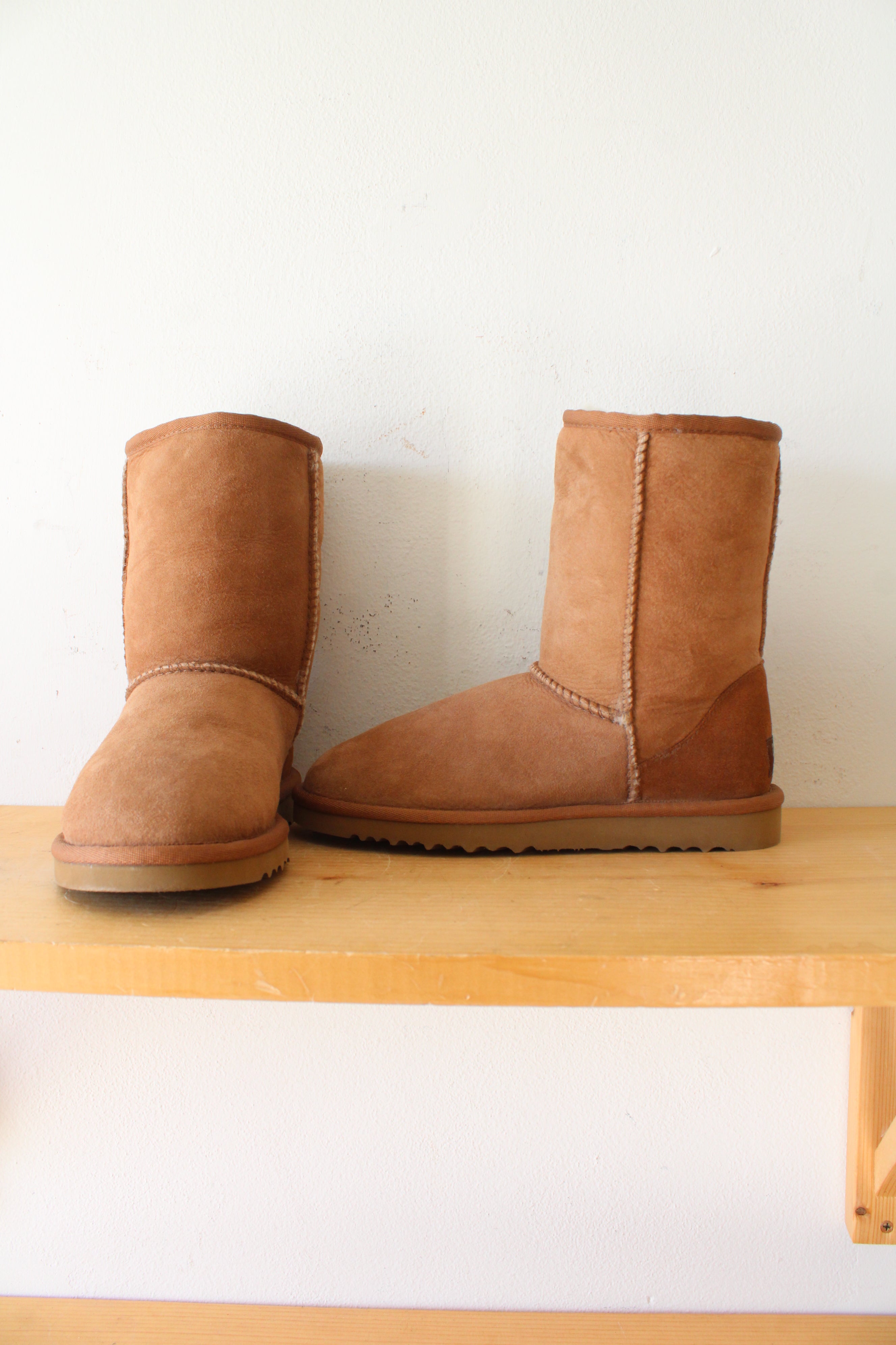 UGG Classic Short Boot In Chestnut | Size 5