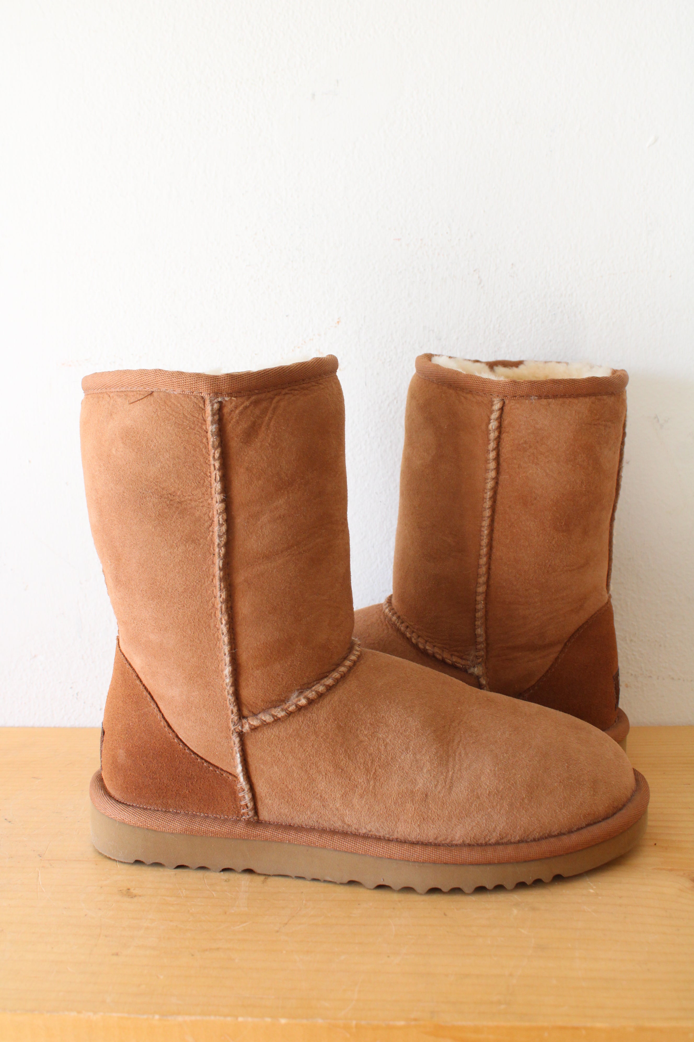 UGG Classic Short Boot In Chestnut | Size 5