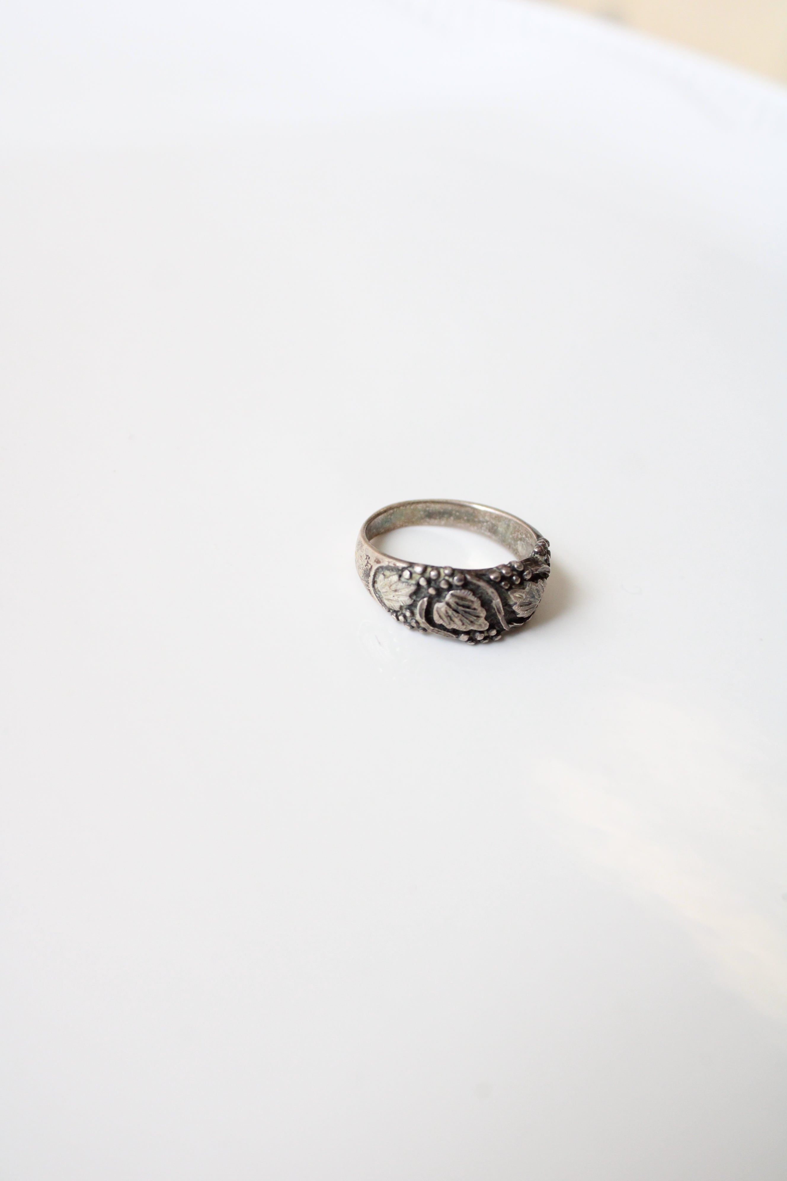 Vintage Engraved Leaf Sterling Silver Ring | Size 7.5