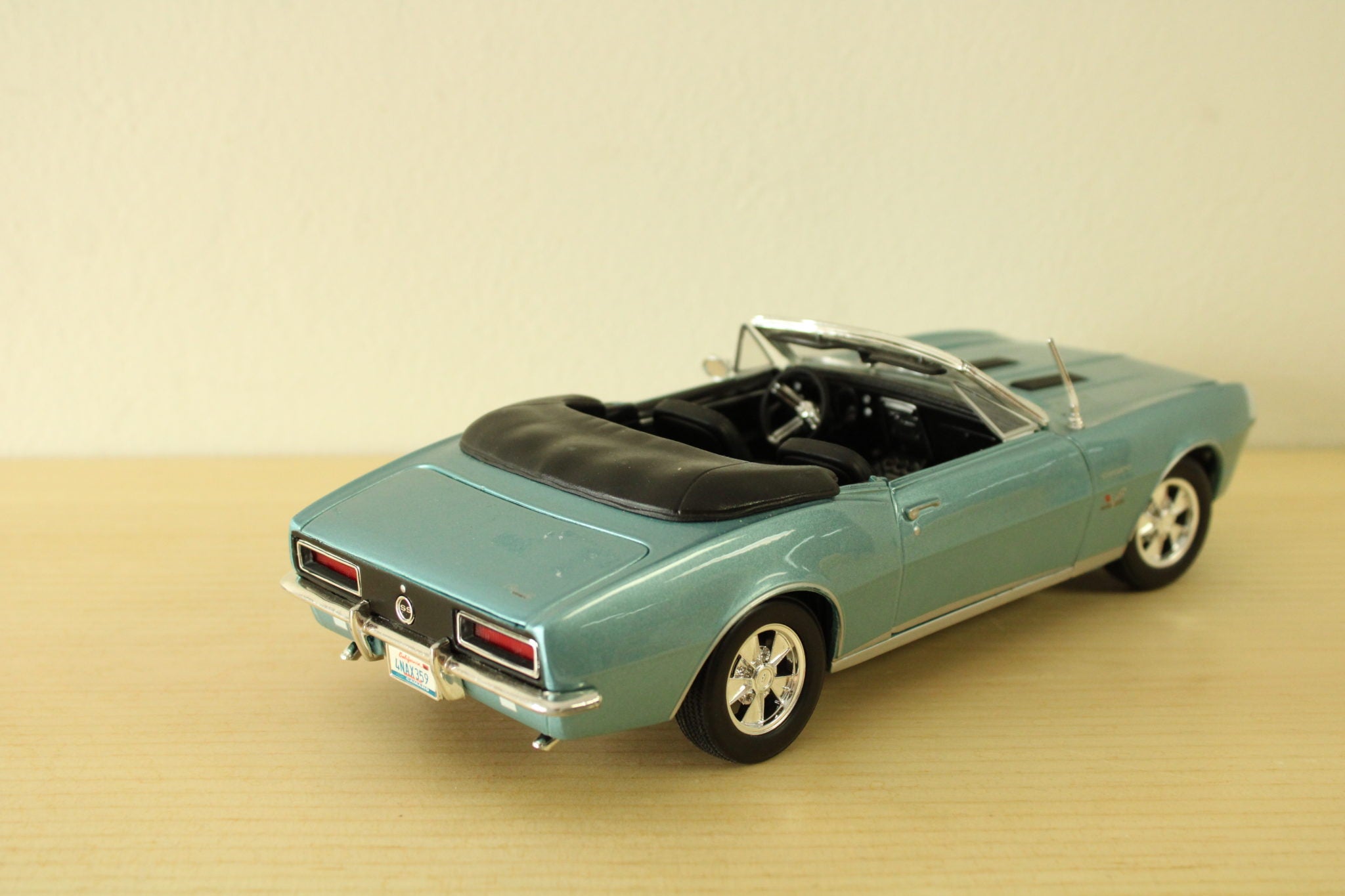 Maisto 1/18 Scale 46629 - 1967 Chevrolet Camaro SS 396 Convertible Blue